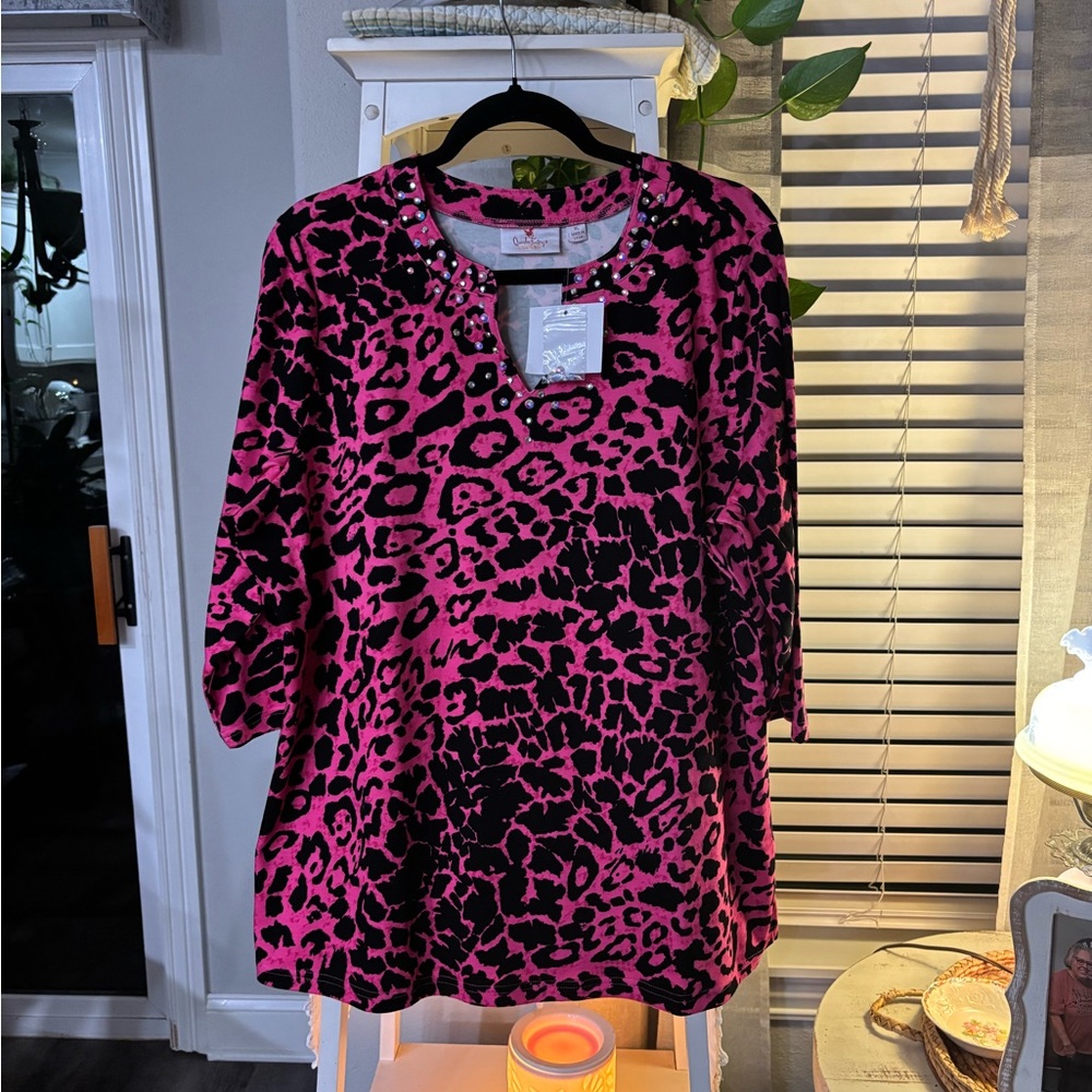 Quacker Factory Pink and Black Leopard Print Top